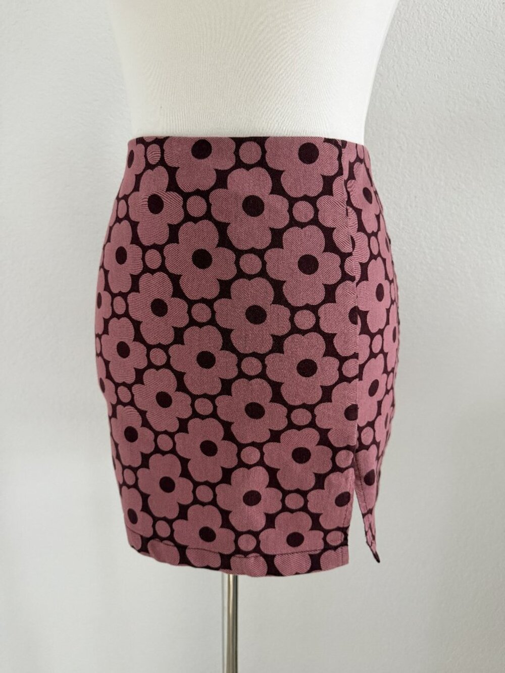 Urban Outfitters Mini Skirt XS Pink Burgundy Daisy Floral Side Slit Retro Mod
